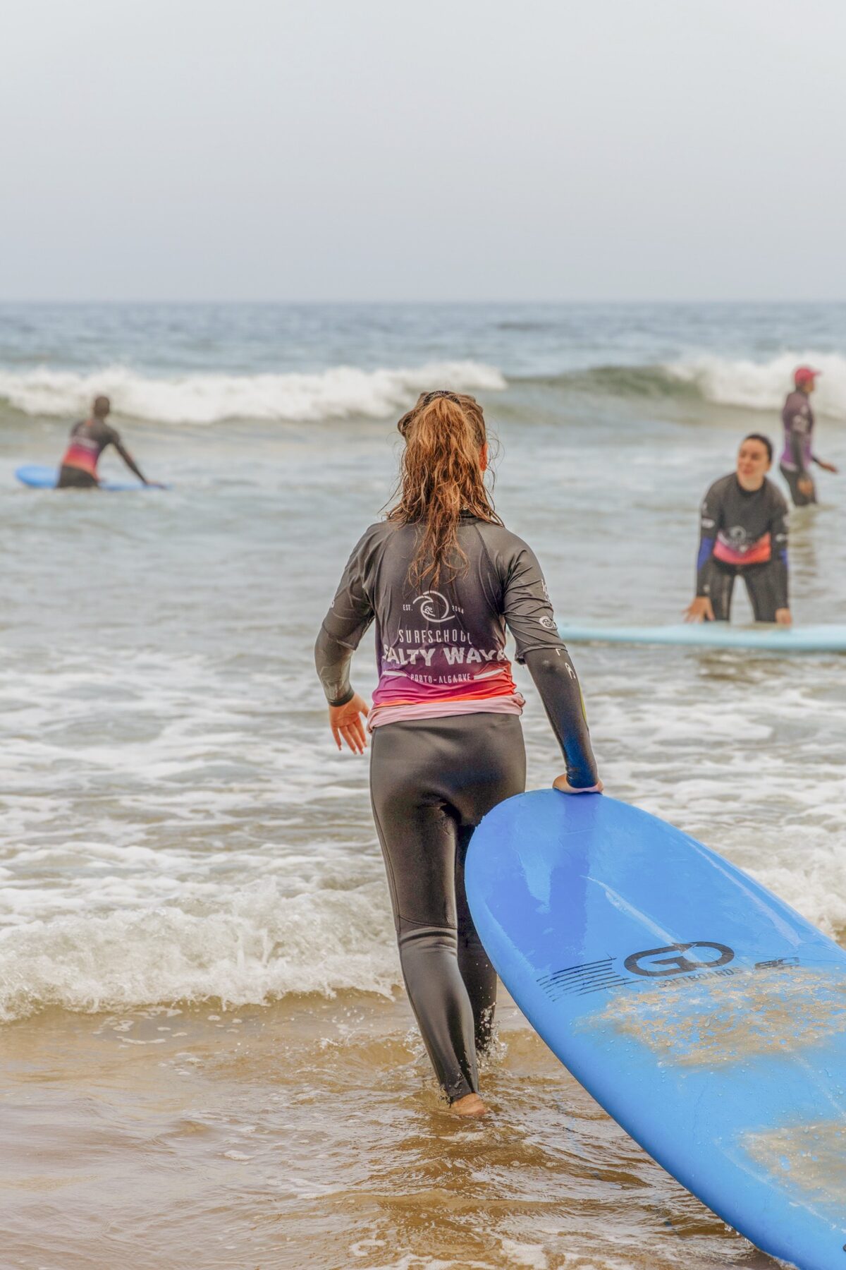 surf-lessons-lagos-algarve-entering-water-001